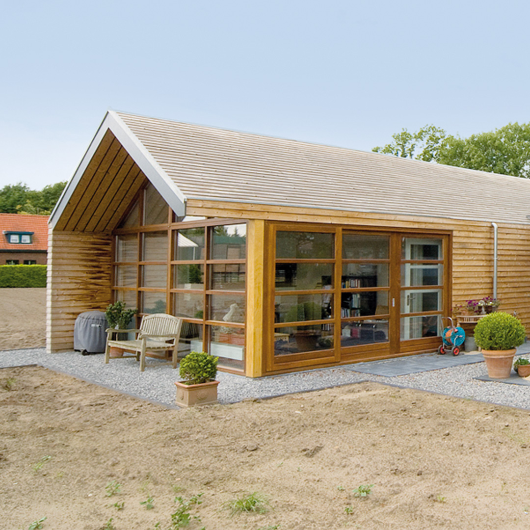 Grote glaspartijen in modern huis