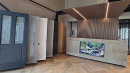 showroom welkomstbalie houten kozijn online